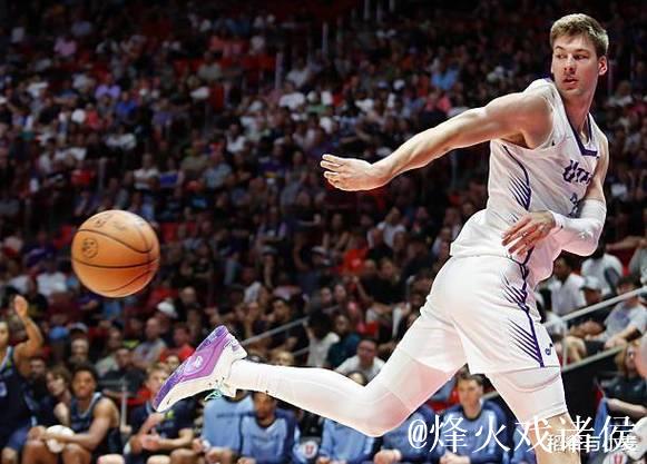 菲利波夫斯基末节狂砍14分，爵士最后1分钟以9-0攻击波反超独行侠1分。