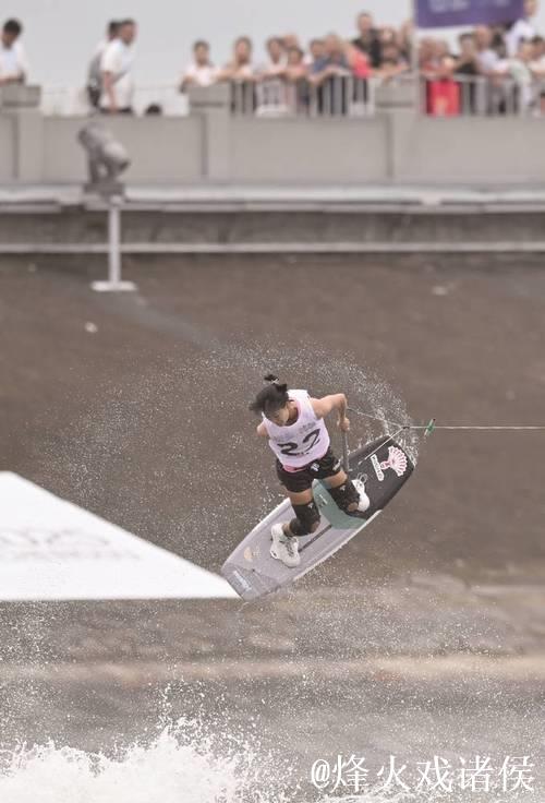 成都世运会:开幕式点火手徐露雨中夺金,绽放光芒 成都世运会:开幕式点火手徐露雨中夺金,绽放光芒