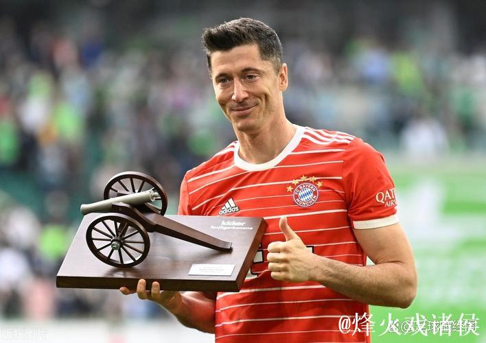 莱万多夫斯基荣膺本赛季德甲最佳球员称号 莱万多夫斯基荣膺本赛季德甲最佳球员称号